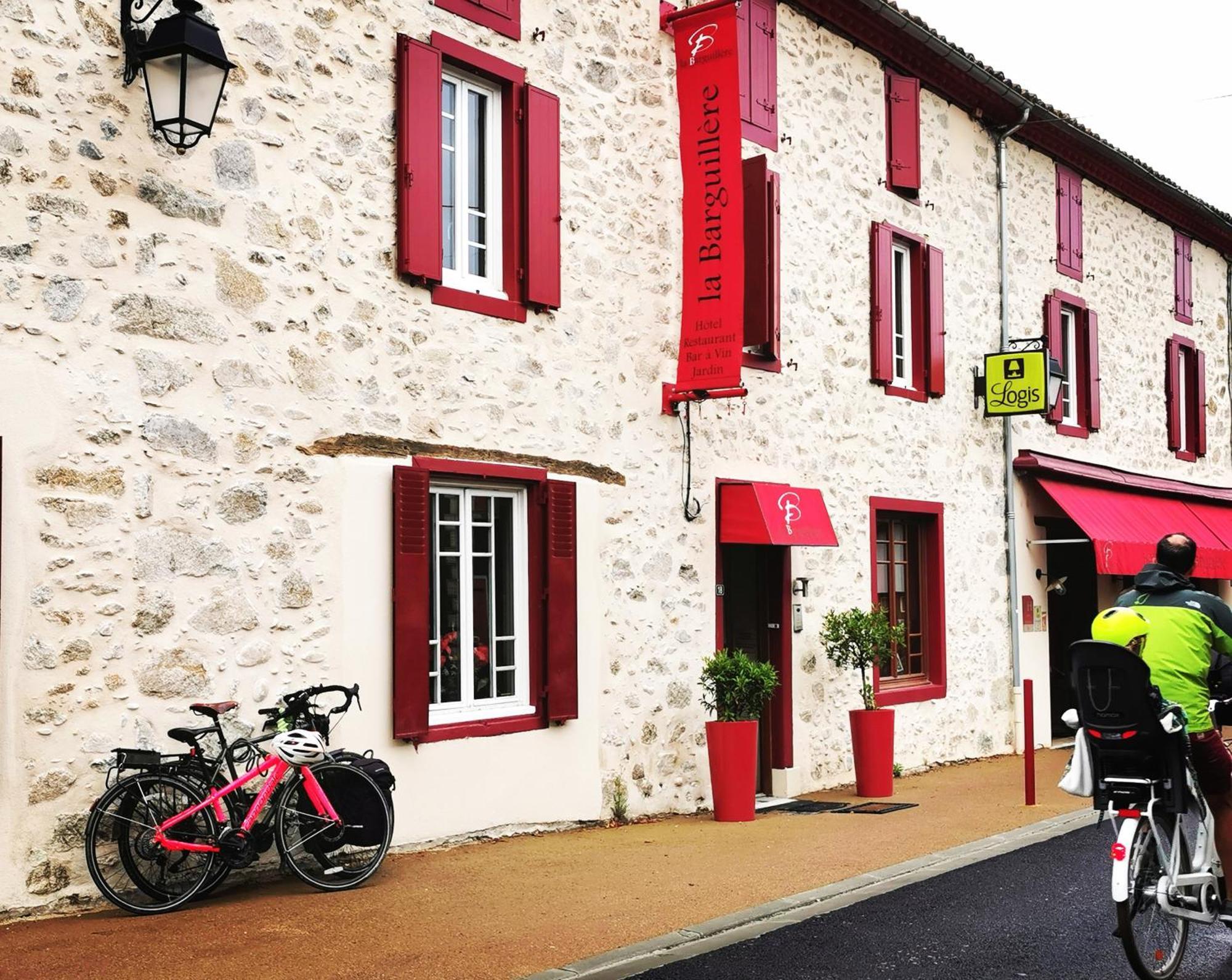 Logis Hotel Restaurant La Barguillere Saint-Pierre-de-Riviere Экстерьер фото